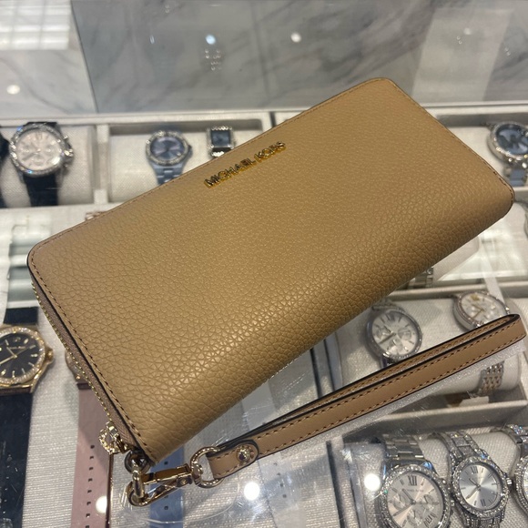 MICHAEL KORS Jet Set Tr Lg Pebbled Leather Continental Wristlet Wallet
Camel
NWT - Picture 14 of 16